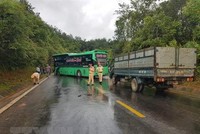 Hiện trường vụ tai nạn giao thông giữa xe ôtô rơmoóc và xe khách tại huyện Ngọc Hồi, tỉnh Kon Tum khiến 1 người chết và 3 người bị thương. (Ảnh: TTXVN phát)