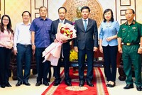 Ông Vũ Tiến Điền nhận hoa chúc mừng.