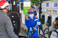 Giá xăng giảm lần thứ 3 liên tiếp (Ảnh: Mạnh Quân).