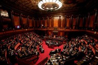 Các thượng nghị sĩ nghe bài phát biểu của Thủ tướng Italy Mario Draghi tại Rome ngày 20/7. Ảnh: CNN.