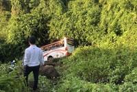 Bình Thuận: Một xe khách 30 chỗ rơi xuống đèo, nhiều người bị thương