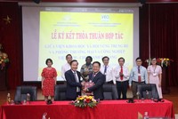 Viện Khoa học xã hội Trung Bộ ký kết hợp tác với phòng thương mai và công nghiệp Việt Nam - chi nhánh Đà Nẵng. Ảnh: Thanh Chung