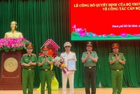 Ban Giám đốc Công an TPHCM tặng hoa chúc mừng Đại tá Mai Hoàng.