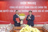 Chủ tịch Quốc hội Vương Đình Huệ trao Quyết định của Bộ Chính trị và tặng hoa ông Ngô Văn Tuấn. (Ảnh: Doãn Tấn/TTXVN).