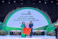 Thay mặt UBND tỉnh Nam Định, bà Hà Lan Anh - Phó Chủ tịch UBND tỉnh tặng Cờ “Đơn vị dẫn đầu phong trào thi đua” cho Vietcombank Nam Định.
