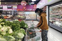 Khách hàng mua sắm tại TP.HCM. (Ảnh: Mỹ Phương/TTXVN).