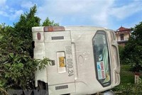 Hiện trường vụ lật xe chở công nhân. (Ảnh: TTXVN/phát).