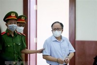 Bị cáo Tất Thành Cang được dẫn giải tới tòa ngày 5/5. (Ảnh: Thành Chung/TTXVN).