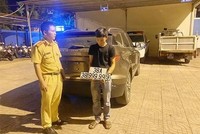 Chủ xe và tang vật vi phạm tại cơ quan Công an. (Nguồn: tapchigiaothong).