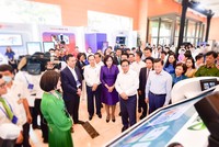 Ban Lãnh đạo Vietcombank giới thiệu về sản phẩm dịch vụ của Vietcombank với đoàn đại biểu do Thủ tướng Chính Phủ Phạm Minh Chính (hàng đầu thứ hai từ phải sang) dẫn đầu tại sự kiện