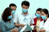 Phó Giám đốc Sở Y tế Yên Bái Nguyễn Văn Hà (giữa) khi còn phụ trách CDC Yên Bái. Ảnh: BYB.
