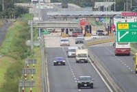 Các phương tiện lưu thông trên cao tốc Trung Lương - Mỹ Thuận.