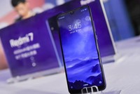 Một chiếc điện thoại thông minh (smartphone) của Trung Quốc ở Ấn Độ. Ảnh: AFP.