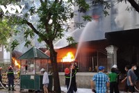 Lực lượng cứu hỏa tiếp cận hiện trường.