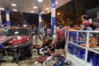 Tại hiện trường, người và phương tiện nằm la liệt (Ảnh: Sơn Nguyễn).