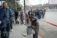 Người dân xếp hàng chờ nhận lượng thực cứu trợ tại Mykolaiv, Ukraine ngày 14/3/2022. (Ảnh: AFP/TTXVN)