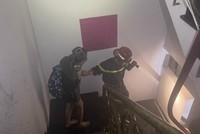 Lực lượng cảnh sát PCCC giải cứu những nạn nhân mắc kẹt bên trong đám cháy. Ảnh: Công an TP.HCM cung cấp.