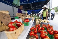 Người dân mua sắm tại một chợ ở Ontario, Canada ngày 20/7/2022. (Ảnh: THX/TTXVN).