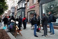 Một nhà bán lại ở Nga vẫn có thể bán các mẫu điện thoại mới của Apple nhờ cơ chế nhập khẩu song song. Ảnh: TASS.