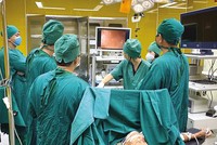 Ngoài việc cung cấp dịch vụ khám chữa bệnh, các bệnh viện tuyến cuối còn là chỗ dựa cho tuyến trước về chuyên môn kỹ thuật.