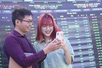 Nhiều cổ phiếu thuộc nhóm ngành chứng khoán, thép, bất động sản có mức tăng giá cao hơn thị trường chung.