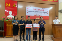 Ông Nguyễn Thành Phương – Tổng giám đốc trao ủng hộ xây nhà cho người nghèo tại Huyện Thủy Nguyên.