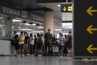Hành khách chờ đổi vé của Hãng hàng không Ryanair ở sân bay El Prat, Tây Ban Nha do cuộc đình công của nhân viên hàng không châu Âu, ngày 30/6/2022. (Ảnh: AFP/TTXVN)