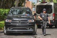 Nhân viên Sở Mật vụ Mỹ gác bên ngoài tư dinh Mar-A-Lago của cựu Tổng thống Donald Trump ở Palm Beach, Florida (Mỹ), ngày 9/8/2022. (Ảnh: AFP/TTXVN).