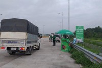 Nhân viên VETC dán thẻ thu phí ETC cho các phương tiện lưu thông trên cao tốc TP.HCM - Long Thành - Dầu Giây.