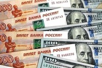 Đồng ruble Nga (bên trái) và đồng đôla Mỹ. (Ảnh: Sputnik/TTXVN).