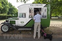 Người dân mua kem giải nhiệt tại London, Anh. (Ảnh: THX/TTXVN).
