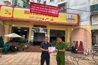 Công an quận Hoàng Mai ra quân nhắc nhở, tuyên truyền về tác hại bia, rượu tại các cửa hàng bia rượu trên địa bàn (Ảnh: Hoàng Hiệp).