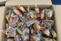 Bánh trung thu không rõ nguồn gốc xuất xứ bị lực lượng chức năng thu giữ. (Ảnh: TTXVN phát).