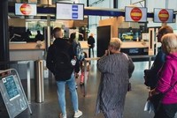 Du khách Nga được kiểm tra thị thực tại cửa khẩu Phần Lan. (Nguồn: AFP/Getty Images).