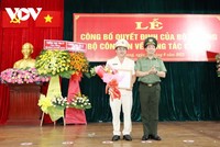 Thiếu tướng Lê Văn Tuyến trao quyết định của Bộ trưởng Bộ Công an về việc điều động, bổ nhiệm Đại tá Lâm Phước Nguyên đến giữ chức Giám đốc Công an tỉnh An Giang.