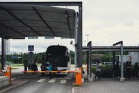 Du khách Nga nhập cảnh qua cửa khẩu Phần Lan. Ảnh: The Guardian.