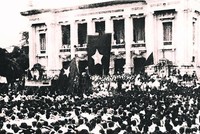 Mít-tinh tại Nhà hát Lớn Hà Nội ngày 19/8/1945. Ảnh: TTXVN.