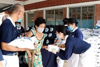 Các tổ chức phi chính phủ nước ngoài thực hiện nhiều dự án hỗ trợ phát triển, viện trợ nhân đạo tại Việt Nam.