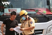 Lực lượng CSGT tăng cường kiểm tra xe khách phát hiện vi phạm.