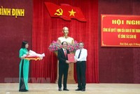 Ông Phạm Anh Tuấn nhận quyết định bổ nhiệm. (Ảnh: Sỹ Thắng/TTXVN).