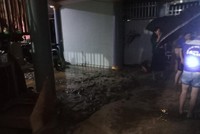Mưa lũ đổ về trong đêm làm đất đá sạt lở vào nhà của nhiều hộ dân ở Phù Yên.