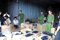 Hiện trường Ban Chuyên án đóng gói, niêm phong tang vật vụ án. (Ảnh: TTXVN phát).