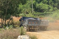 Người dân phản ánh đoàn xe chở đất gây bụi ảnh hưởng đến môi trường. Ảnh: Thanh Chung.