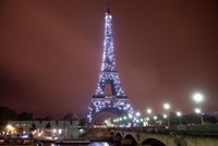 Thành phố Paris sẽ tắt đèn Tháp Eiffel sớm hơn 1 giờ so với bình thường; tắt đèn tại các tòa nhà công cộng vào lúc 22h, hạ nhiệt độ nước trong các bể bơi thành phố xuống 25 độ C so với 26 độ C hiện nay, giảm hệ thống sưởi ấm trong các tòa nhà công cộng xuống còn 18 độ C. (Ảnh: TTXVN phát).