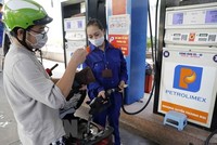 Mua bán xăng, dầu tại cửa hàng kinh doanh xăng dầu trên phố Lạc Trung, Hà Nội. (Ảnh: Trần Việt/TTXVN)