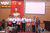 Ông Hoàng Duy Chinh, Bí thư Tỉnh ủy Bắc Kạn (đứng giữa) trao quyết định và tặng hoa chúc mừng các cán bộ chủ chốt được điều động, luân chuyển.