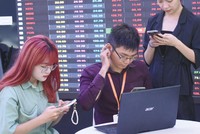 Trong 2 tuần qua, dòng tiền luân chuyển rất nhanh giữa các nhóm cổ phiếu phân bón, thép, dầu khí, thủy sản… Ảnh: Dũng Minh.