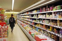 Người tiêu dùng lựa chọn mua hàng tại một siêu thị ở Berlin, Đức ngày 27/4/2022. (Ảnh: THX/TTXVN)