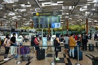 Hành khách tại sân bay quốc tế Changi, Indonesia. (Ảnh: AFP/TTXVN)