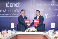 Ông Bùi Quang Anh Vũ - Tổng Giám đốc Công ty CP Phát triển Bất động sản Phát Đạt (trái) và Ông Hiroyuki Ono - Tổng Giám đốc ACA Football Partners (phải) tại Lễ ký kết ngày 22/9.